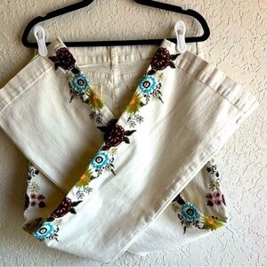 NWT Ashley Mason High Rise Bootcut Embroidered Floral Jeans.
